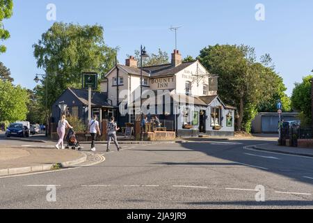 Das historische Bounty Inn aus der Mitte des 18.. Jahrhunderts ist ein beliebter Pub im Stadtzentrum von Basingstoke. Hampshire, England. Thema - Pub und Gastgewerbe Stockfoto