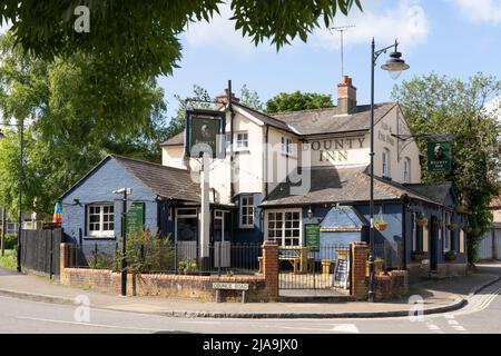 Das historische Bounty Inn aus der Mitte des 18.. Jahrhunderts ist ein beliebter Pub im Stadtzentrum von Basingstoke. Hampshire, England. Thema - Pub und Gastgewerbe Stockfoto