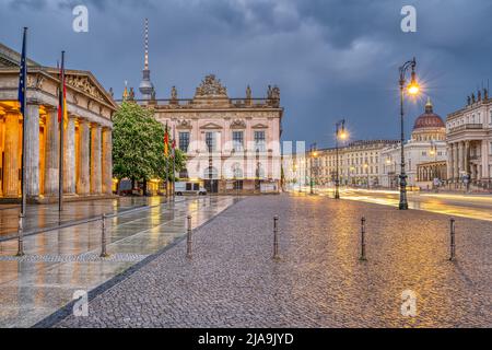 Berühmte Berliner Wahrzeichen am Boulevard unter den Linden in der Dämmerung Stockfoto