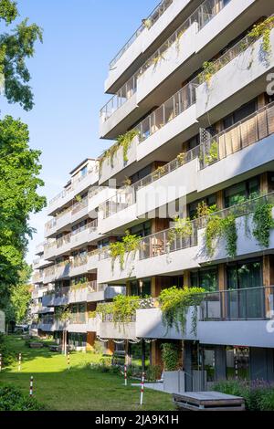 Modernes Apartmenthaus mit umliegender Grünfläche in Berlin, Deutschland Stockfoto