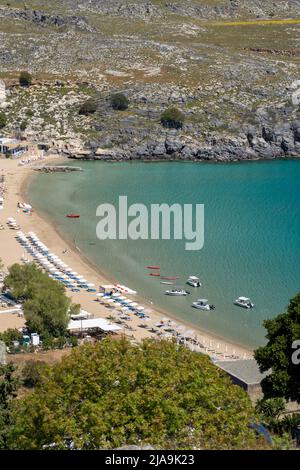 Der Strand Pallas Beach in der Stadt Lindos in Griechenland. Stockfoto