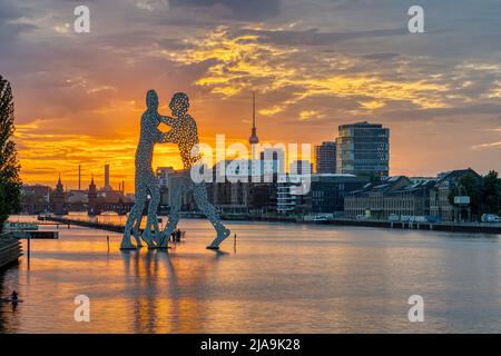 Sonnenuntergang in Berlin mit der Spree und dem Fernsehturm Stockfoto