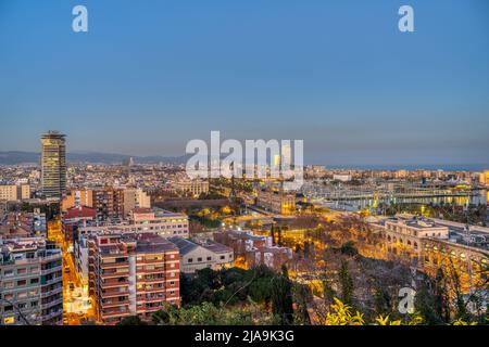 Blick über die Innenstadt von Barcelona vom Berg Montjuic in der Abenddämmerung Stockfoto