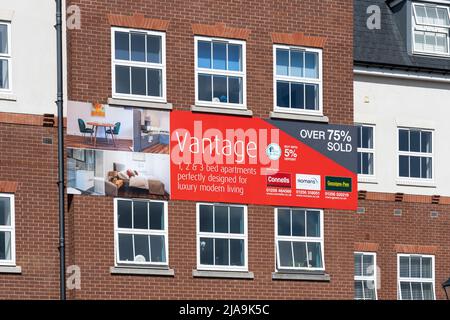 Ein Werbebanner auf der Außenseite des Vantage House, das neue 1, 2, 3-Bett-Wohnungen/Wohnungen zum Verkauf anwirbt. Basingstoke Stadtzentrum, England Stockfoto