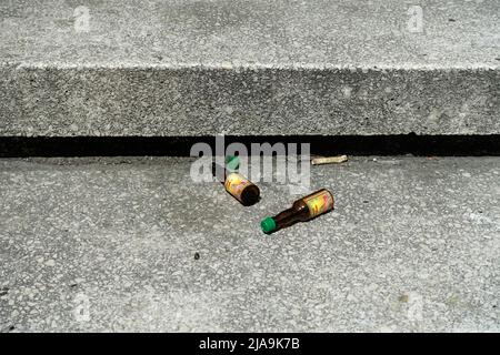 Alkoholismus Symbolbild, leere kleine Alkoholflaschen kleiner Waldkauz Stockfoto