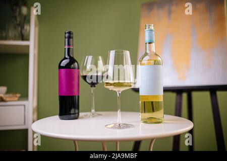 Flaschen und Gläser Weiß- und Rotwein Stockfoto