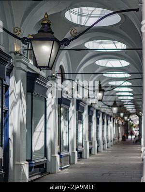 Wunderschöne Licht- und Schattenmuster in der Royal Opera Arcade in London. Stockfoto