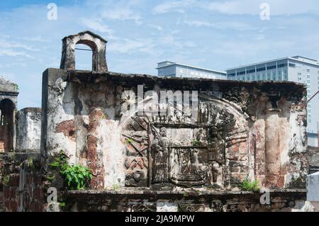 Die historischen Ruinen einer portugiesischen Festung A Famosa in der Stadt melaka in malaysia an einem sonnigen Sommertag. Stockfoto