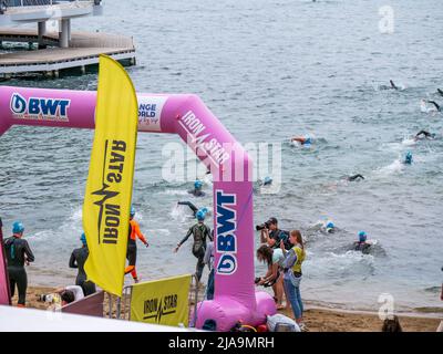 Gelendzhik, Russland - Mai 2022: Ironstar - Triathlon Wettbewerb, Schwimmbühne. Viele Schwimmer wetteifern beim Schwimmen. Stockfoto