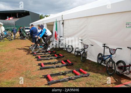 Glasgow, Großbritannien. 29.. Mai 2022. Am zweiten Tag des BMX Racing World Cup auf der BMX-Rennstrecke in Glasgow, Schottland, bereiten sich internationale Teilnehmer und Teams auf die Renntage und Wettbewerbe vor. Alle Teams und Teilnehmer bereiten sich auf unterschiedliche Weise vor. Kredit: Findlay/Alamy Live Nachrichten Stockfoto