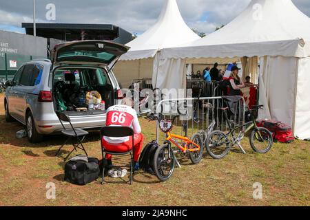 Glasgow, Großbritannien. 29.. Mai 2022. Am zweiten Tag des BMX Racing World Cup auf der BMX-Rennstrecke in Glasgow, Schottland, bereiten sich internationale Teilnehmer und Teams auf die Renntage und Wettbewerbe vor. Alle Teams und Teilnehmer bereiten sich auf unterschiedliche Weise vor. Kredit: Findlay/Alamy Live Nachrichten Stockfoto