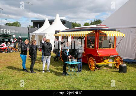 Glasgow, Großbritannien. 29.. Mai 2022. Am zweiten Tag des BMX Racing World Cup auf der BMX-Rennstrecke in Glasgow, Schottland, bereiten sich internationale Teilnehmer und Teams auf die Renntage und Wettbewerbe vor. Alle Teams und Teilnehmer bereiten sich auf unterschiedliche Weise vor. Kredit: Findlay/Alamy Live Nachrichten Stockfoto