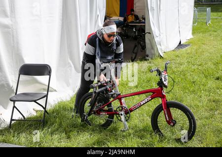 Glasgow, Großbritannien. 29.. Mai 2022. Am zweiten Tag des BMX Racing World Cup auf der BMX-Rennstrecke in Glasgow, Schottland, bereiten sich internationale Teilnehmer und Teams auf die Renntage und Wettbewerbe vor. Alle Teams und Teilnehmer bereiten sich auf unterschiedliche Weise vor. Kredit: Findlay/Alamy Live Nachrichten Stockfoto