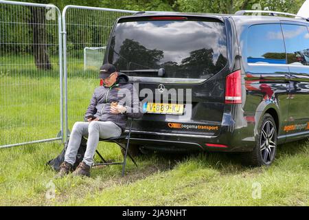 Glasgow, Großbritannien. 29.. Mai 2022. Am zweiten Tag des BMX Racing World Cup auf der BMX-Rennstrecke in Glasgow, Schottland, bereiten sich internationale Teilnehmer und Teams auf die Renntage und Wettbewerbe vor. Alle Teams und Teilnehmer bereiten sich auf unterschiedliche Weise vor. Kredit: Findlay/Alamy Live Nachrichten Stockfoto