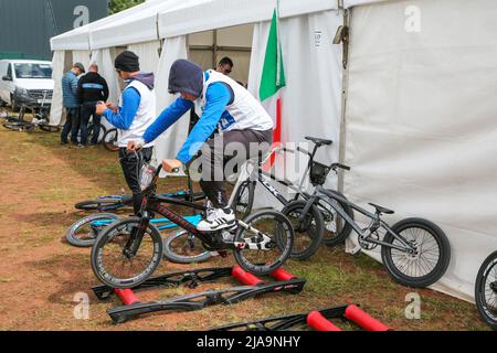 Glasgow, Großbritannien. 29.. Mai 2022. Am zweiten Tag des BMX Racing World Cup auf der BMX-Rennstrecke in Glasgow, Schottland, bereiten sich internationale Teilnehmer und Teams auf die Renntage und Wettbewerbe vor. Alle Teams und Teilnehmer bereiten sich auf unterschiedliche Weise vor. Kredit: Findlay/Alamy Live Nachrichten Stockfoto