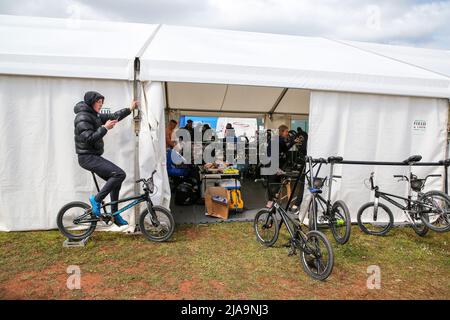 Glasgow, Großbritannien. 29.. Mai 2022. Am zweiten Tag des BMX Racing World Cup auf der BMX-Rennstrecke in Glasgow, Schottland, bereiten sich internationale Teilnehmer und Teams auf die Renntage und Wettbewerbe vor. Alle Teams und Teilnehmer bereiten sich auf unterschiedliche Weise vor. Kredit: Findlay/Alamy Live Nachrichten Stockfoto