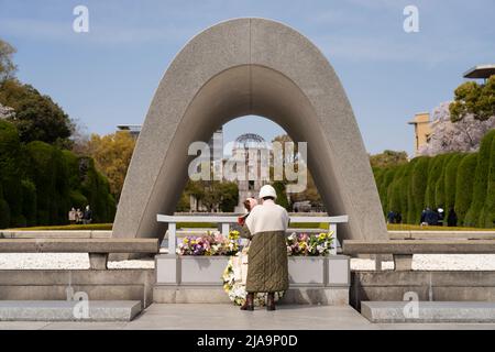 Das Memorial Cenotaph im Peace Memorial Park, Hiroshima City, Western Honshu, Japan Stockfoto