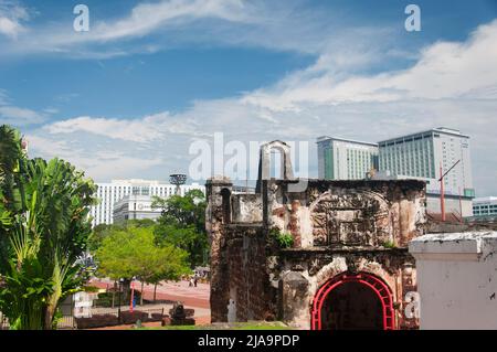 Melaka, Malaysia. 17. August 2017. Die historischen Ruinen einer portugiesischen Festung A Famosa in der Stadt melaka in malaysia an einem sonnigen Sommertag. Stockfoto