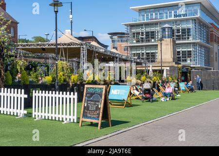 Urban Garden Bar und Café im Freien am Quayside in Newcastle upon Tyne, Großbritannien. Stockfoto