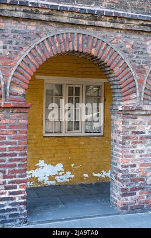 Nahaufnahme eines der Backsteinbögen vor dem Holy Jesus Hospital, Newcastle upon Tyne, Großbritannien, erbaut 1681. Stockfoto