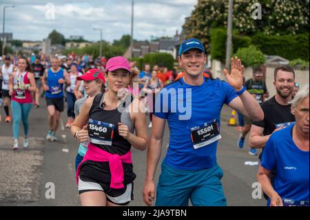 Edinburgh, Schottland, Großbritannien. Sonntag, 29. 2022. Mai: Edinburgh, Schottland. Edinburgh Marathon Festival. Die Läufer des Edinburgh Full Marathons laufen am Sonntagmorgen im Gebiet Craigentinny der Stadt über die vier Meilen-Marke. Stockfoto