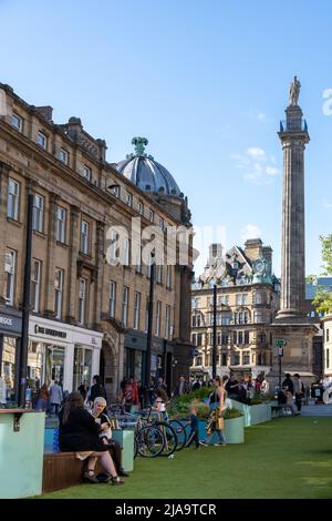 Newcastle upon Tyne, Großbritannien - 28.. Mai 2022 - die Menschen genießen einen Samstagnachmittag im Stadtzentrum von Newcastle upon Tyne mit Blick auf das Gray's Monument. Stockfoto