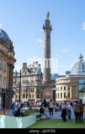 Newcastle upon Tyne, Großbritannien - 28.. Mai 2022 - die Menschen genießen einen Samstagnachmittag im Stadtzentrum von Newcastle upon Tyne mit Blick auf das Gray's Monument. Stockfoto