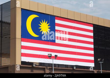 Eine große malaysische Flagge auf der Seite eines Gebäudes in der Stadt melaka malaysia an einem sonnigen Tag. Stockfoto