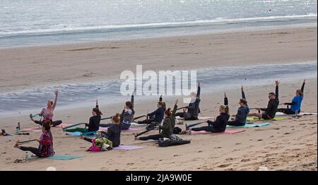 Portobello, Edinburgh Schottland, Großbritannien. 29. Mai 2022. Yoga-Übungen am Sandstrand. Temperatur ca. 9 Grad Celsius. Stockfoto