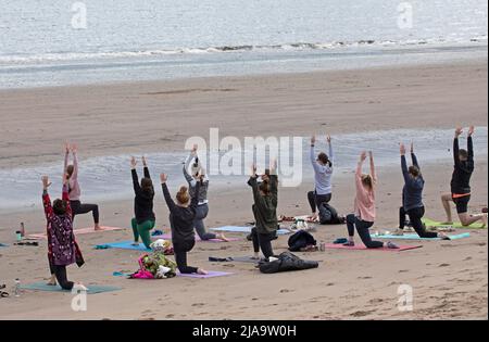 Portobello, Edinburgh Schottland, Großbritannien. 29. Mai 2022. Yoga-Übungen am Sandstrand. Temperatur ca. 9 Grad Celsius. Stockfoto