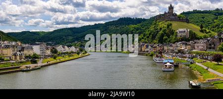 Cochem, Rheinland-Pfalz, Deutschland - 21. Mai 2022: Die Reichsburg Cochem auf einem Hügel über der Mosel. Stockfoto