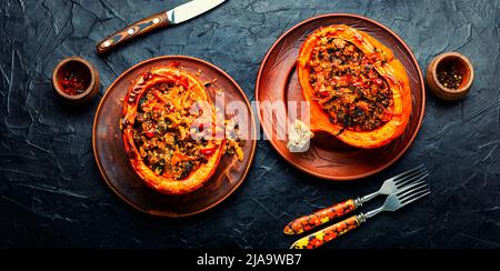 Kürbishälften gefüllt mit Hackfleisch, Gemüse und Quinoa.Herbst Kürbis hokkaido Stockfoto