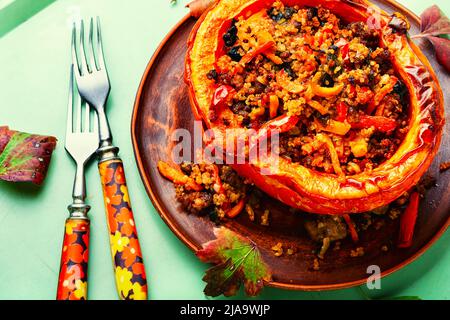 Hokkaido Kürbis gebacken mit Hackfleisch, Gemüse und Quinoa. Traditionelle Herbstgerichte, Squash Stockfoto