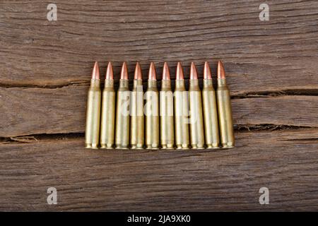 Gewehrkugeln auf dem Tisch aus Vintage-Holz. Draufsicht, Nahaufnahme. Stockfoto