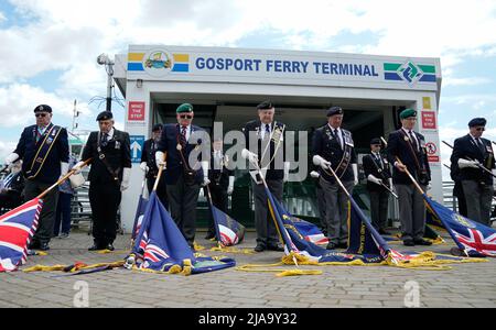 Standardträger der Royal British Legion senken ihre Standards während eines nationalen Gedenkgottesdienstes in den Falklands Gardens anlässlich des 40.. Jahrestages des Falklandkrieges. Bilddatum: Sonntag, 29. Mai 2022. Stockfoto