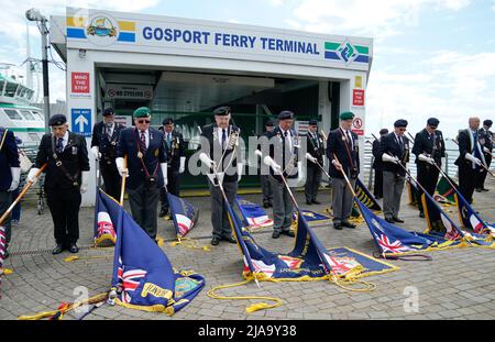 Standardträger der Royal British Legion senken ihre Standards während eines nationalen Gedenkgottesdienstes in den Falklands Gardens anlässlich des 40.. Jahrestages des Falklandkrieges. Bilddatum: Sonntag, 29. Mai 2022. Stockfoto