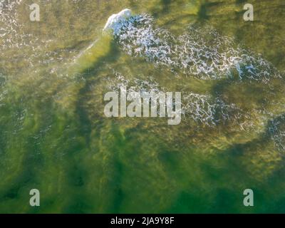 Luftaufnahme von kristallklarem Wasser und Wellen nach unten Stockfoto