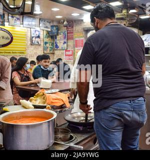 Old Delhi, Indien – 15. April 2022 - Porträt von Ladenbesitzern oder Straßenverkäufern auf dem Chandni Chowk-Markt in Delhi, Old Delhi Street Photography Stockfoto