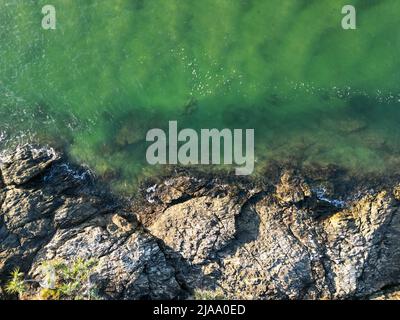 Blick nach unten auf den Strand und das kristallklare Wasser Stockfoto