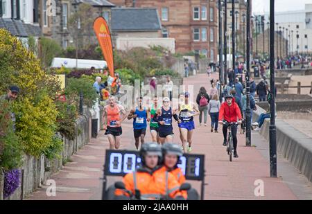 Portobello Promenade, Edinburgh, Schottland, Großbritannien 29.. Mai 2022. Die Läufer des Edinburgh Marathon Festivals starten um 10am Uhr. Im Bild die vorderen Läufer, die das östliche Ende der Promenade verlassen, Gewinner Matthew Gilette in gelb und schwarz rechts im Bild, Zeit 2.17.57. Stockfoto