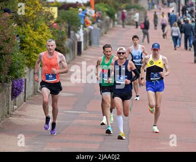 Portobello Promenade, Edinburgh, Schottland, Großbritannien 29.. Mai 2022. Die Läufer des Edinburgh Marathon Festivals starten um 10am Uhr. Im Bild die vorderen Läufer, die das östliche Ende der Promenade verlassen, Gewinner Matthew Gilette in gelb und schwarz rechts im Bild, Zeit 2.17.57. Stockfoto