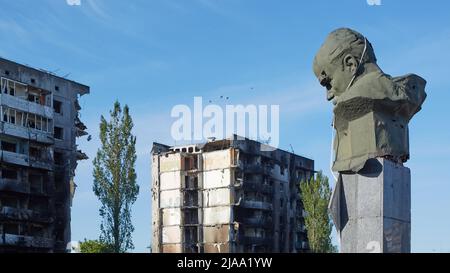 Borodianka, Region Kiew, Ukraine. Das Schewtschenko-Denkmal wurde von den russischen Besatzern angeschossen. Stockfoto