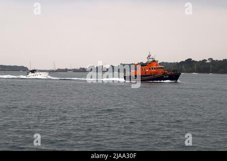Severn Klasse RNLB Rettungsboot Volunteer Spirit schleppt einen Motorcruiser mit Motorausfall, Poole Harbor 1.. Mai 2022 Stockfoto