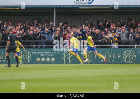 Alex Gudger #6 von Solihull Moors feiert sein Ziel, es 2-1 zu schaffen Stockfoto