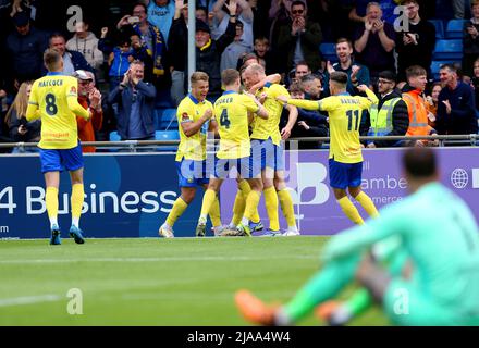 Alex Gudger von Solihull Moors feiert mit seinen Teamkollegen das zweite Tor seiner Mannschaft während des Halbfinalspiels der Vanarama National League im Damson Park, Solihull. Bilddatum: Sonntag, 29. Mai 2022. Stockfoto