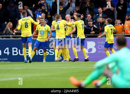 Alex Gudger von Solihull Moors feiert mit seinen Teamkollegen das zweite Tor seiner Mannschaft während des Halbfinalspiels der Vanarama National League im Damson Park, Solihull. Bilddatum: Sonntag, 29. Mai 2022. Stockfoto