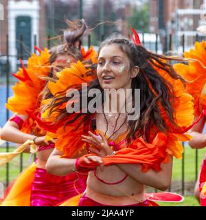 Preston, Lancashire. Unterhaltung 29. Mai 2022. Spectrum Association Dance Troupe. Prestons Caribbean Carnival 48. - eine spektakuläre Ausstellung der afrikanischen und karibischen Kultur. Exotische, helle Designs, extravagante, farbenfrohe, satte Karnevalskostüme in tropischen Farben. Eines der aufregendsten jährlichen Events von Preston, mit einer Prozession durch die Straßen des Stadtzentrums.die Veranstaltung begann mit einer atemberaubenden Parade, die seltsame, üppige, farbenfrohe Kleidung, fantastische Kostüme, tanzende und groovige Bands in einer Straßenextravaganza. Kredit; MediaWorldImages/AlamyLiveNews Stockfoto