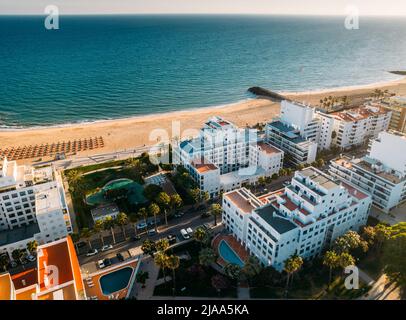 Luftaufnahme von Strand, Promenade und Gebäuden in Quarteira, Algarve, Portugal Stockfoto