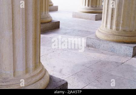 Alte historische Steinsäulen Stockfoto