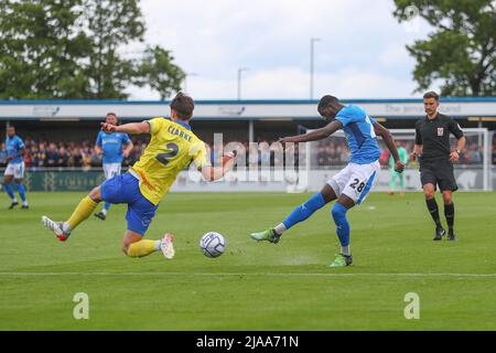 Solihull, Großbritannien. 29.. Mai 2022. Saidou Khan #28 von Chesterfield hat am 5/29/2022 in Solihull, Großbritannien, einen Torschuss erhalten. (Foto von Gareth Evans/News Images/Sipa USA) Quelle: SIPA USA/Alamy Live News Stockfoto